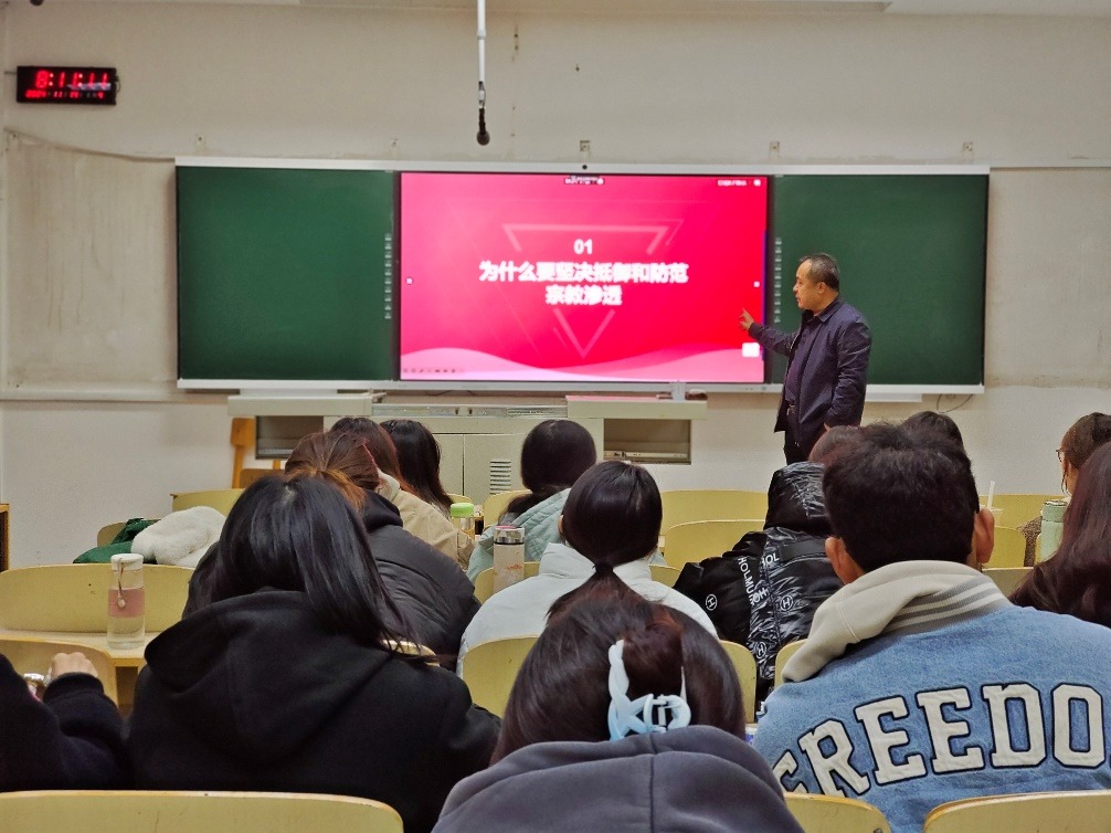 公司党总支书记邓光存参加联系班级主题班会并开展抵御和防范宗教向校园渗透宣讲