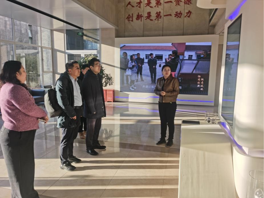 李学斌副董事长访问农业农村部科技发展中心看望公司挂职青年教师